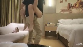 麻花辫极品外围嫩妹，跪在沙发后入猛操，加钱无套内射没同意