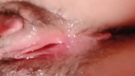 水嫩多汁超粉嫩美穴！柔软白嫩美乳！脱下内裤肥美骚穴，跳蛋塞入自慰，流出白浆搞得好湿