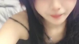 娇小身材清纯妹妹！双马尾一脸呆萌！白色棉袜自摸小穴，炮友不在自己扣，娇喘呻吟，很爽的样子
