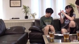 双飞漂亮萝莉姐妹 哥哥打牌输了脱裤子被口爆 晚上再好好调教处男哥哥