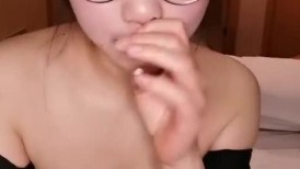 大奶眼镜骚货！酒店炮友激情操逼！掏出奶子揉捏，抓起大屌舔弄，扶屌骑乘位磨穴，爆插美臀