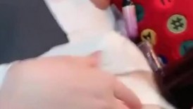 第一粉穴网红女神！全身粉嫩极品美乳！难得玻璃插穴，光滑白皙美臀，手指扣弄，棒子抽插流出淫水