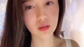 气质小少妇露脸发骚，饥渴难耐镜头前卖弄风骚勾搭狼友，揉奶玩逼淫水多多，高潮不断浪叫不止，精彩不要错过
