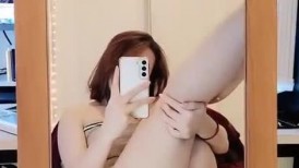 性感女神御姐飘飘精彩大秀直播刺激狼友，勾搭小鲜肉调教，全程露脸揉奶玩逼让小哥边舔边抠，浪叫不止好骚啊