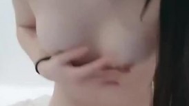 想要爸爸抱！纯欲系天花板！顶级尤物美少女，漂亮大眼睛，撩起睡衣美臀，道具猛捅娇喘呻吟