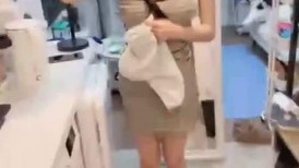 气质尤物性感女神！吊带条纹裙美腿！浴室洗澡湿身诱惑，翘起屁股掰开骚穴，男友帮忙挂腋毛，苗条身材展示