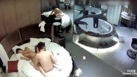 情趣酒店偷拍漂亮的美女被猥琐哥用按摩搞的,受不了了主动骑在男的身上