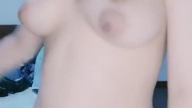 双马尾04年的学妹诱惑，露脸超级可爱，揉奶玩逼跳蛋摩擦骚穴，浪叫呻吟表情好骚伸着舌头要舔狼友大鸡巴好骚