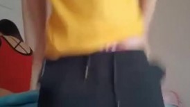 累死累活都是挣那两百块钱，拿去小巷子扶贫，开心一下，小妹妹好会吹箫，抱着情郎做爱！