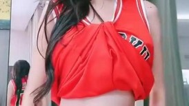 球衣网红爆乳小姐姐！全身粉嫩白虎小穴！黑丝美腿高跟鞋，浴室地上足交，骑乘位深插嫩穴，妹妹太骚了