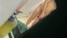 电子厂女工宿舍 保安偷窥刚下班的嫩妹洗澡
