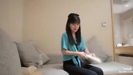 约了个蓝衣清纯极品嫩妹，镜头前口交后入大力猛呻吟娇喘