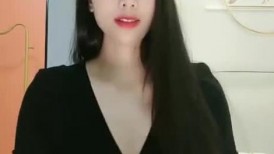 烈焰红唇性感美女！黑丝包臀裙！扭腰包臀换装，揉捏奶子，翘起屁股掰穴，极度诱惑