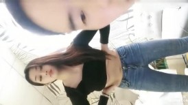牛仔裤紧身黑色T恤小姐姐 这曼妙森子展示的淋漓尽致 大长腿翘臀美乳