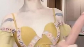 气质尤物性感女神！收费房大尺度！诱人吊带装，开档情趣内裤，道具自慰抽插，3小时激情不断，美女好骚