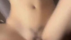 才19岁的超级嫩妹子美腿美眉，和长得像林俊杰的帅哥约车震，在第二排打炮