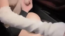 才19岁的超级嫩妹子美腿美眉，和长得像林俊杰的帅哥约车震，在第二排打炮-1
