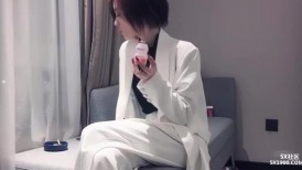 高颜值大奶美女吃鸡啪啪 能不能无套 不能 身材苗条皮肤白皙 在沙发被小哥哥撅着屁屁猛怼