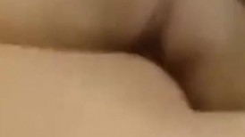 漂亮大奶美女 穿着红肚兜被操的呻吟不停 无套输出内射 浓稠精液流出