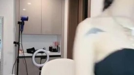 气质尤物性感女神！贤惠美女做完饭再秀！性感情趣链子内衣，跪在椅子翘起屁股，被炮友猛插穴，极度淫骚