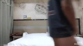 高颜值骚货人妻偷情，喜欢被舔穴，舔爽了再开操，猛操肥臀高潮
