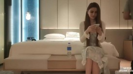 混血1米73外围美女，腰细胸大长腿极品身材，口硬抬起双腿猛操