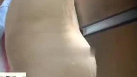 门缝偷窥合租的美女洗澡这身材还是相当的不错