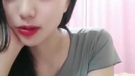 新人美女和炮友操逼大秀 浴室洗澡 抓起大屌吸吮 翘起蜜桃美臀 扶着洗手台后入