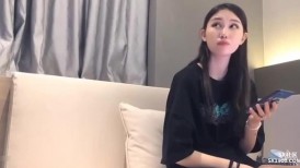 漂亮美女吃鸡啪啪 舒服吗宝贝 舒服 小骚逼流了很多水 嗯 180模特身材性格也温柔