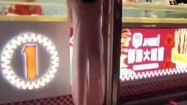 真空透视露出买夜宵，后面围了一群人，旁边还有人偷拍，吓的我都不敢拍了。