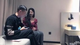 红色上衣气质大美女被大屌男玩逼蹂躏,阴毛修剪超性感,各种体位狠狠干