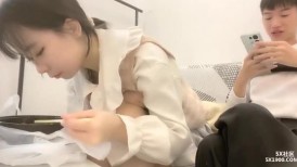 【瘦猴先生探花】新人JK装良家学妹，清纯超级嫩，吸吮奶子叫的大声，粉嫩馒头B，操起来好骚
