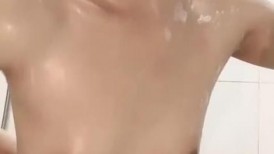 甜美颜值妹妹！和男友浴室操逼！娇小身材湿身诱惑，扶腰后入爆操，坐在马桶上骑乘位，极度淫骚