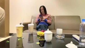 【瘦猴先生探花】良家人妻少妇返场，扒掉牛仔裤摸穴，穿着高跟鞋爆插，骑乘位打桩机高潮喷水