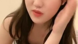 文静甜美小姐姐！被炮友各种玩弄！黑丝大长腿，手指扣多毛嫩穴，沙发上骑坐抽插，不尽兴振动棒伺候