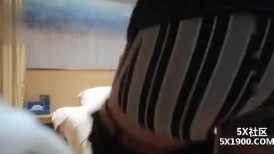 探花约了个少妇做到一半来大姨妈只能口交