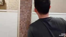 台湾长腿女神妮妮闺蜜弟弟偷看姐姐洗澡 真实破处