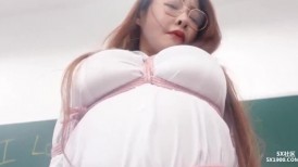 巨乳教师の多人凌辱娃娃の首次潮吹后再被顏射