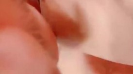 模特身材网红女神！极品美腿足交！深喉插嘴口活一流，骑乘位爆操，从下往上视角，操的流出白浆