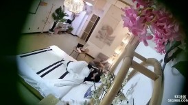 2024-1-24流出酒店偷拍 胖哥出差回来幽会单位情人衣服扒光了舔胸和扣下体。天气冷没提枪上阵，鄙视