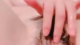 水嫩多汁极品粉穴！毛毛性感妹妹！美乳嫩穴超棒，假屌抽插淫水直流，骑乘位两个奶子晃动