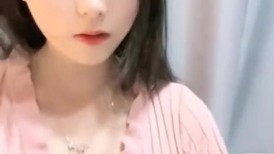 甜美漂亮少女！说话温柔收费秀！脱下内裤多毛骚逼，粉嫩小穴掰开特写，假屌洞口磨蹭插入