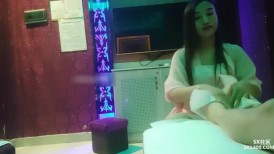 撩妹大神佳作，【伟哥足浴探花】，离异小少妇，纯天然巨乳，砸钱2500带出开炮，好久没做湿漉漉的穴浪叫