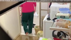 女生宿舍学校保安爬窗偷窥女学生洗澡换衣