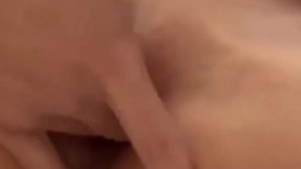 漂亮美女3P 身材娇小在酒店被三根大肉棒连续多姿势爆操 爽叫连连 操的都不想动了