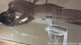 同学聚会碰到初恋一起酒店开房偷拍她洗澡被她发现了