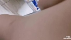 中非友谊黑白情侣女工宿舍换妻4P 乱交老黑太动作粗暴把可爱眼镜妹弄疼了男友生气一边草一边和他干架