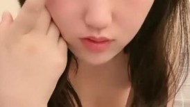 甜美文静美女！被胖子炮友玩弄！蹲着深喉插嘴，沙发上抗腿正入，振动棒插穴磨蹭阴蒂，非常享受