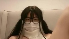 双马尾清纯呆萌妹妹！文静乖巧！脱下内裤微毛粉穴，掰穴振动棒插入，爽的娇喘呻吟喊爸爸