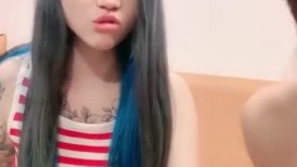 花臂纹身网红小姐姐！和炮友激情操逼！沙发上张开双腿爆插，骑乘位扭动细腰，屁股上下套弄